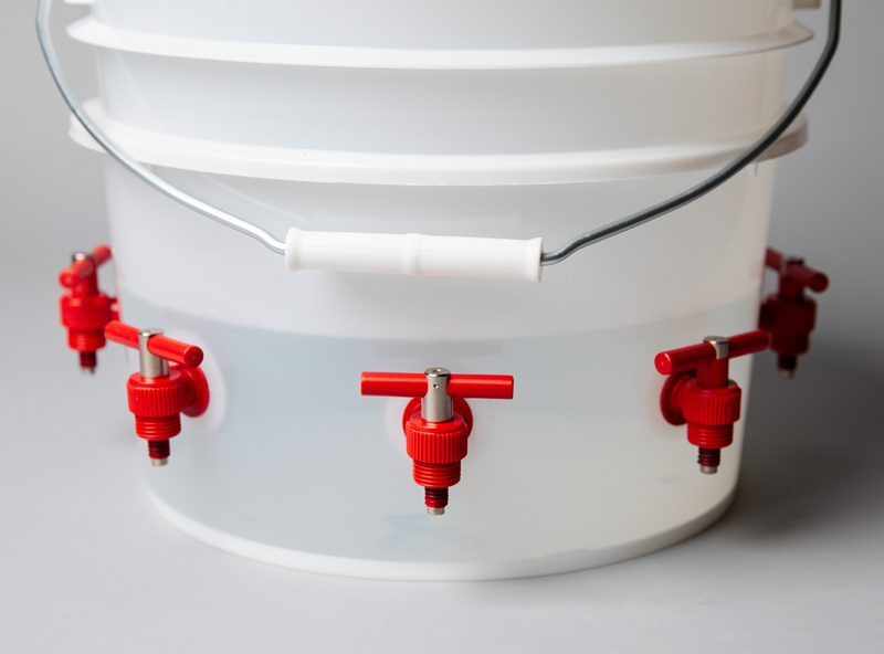 Horizontal poultry waterer nipple system on bucket